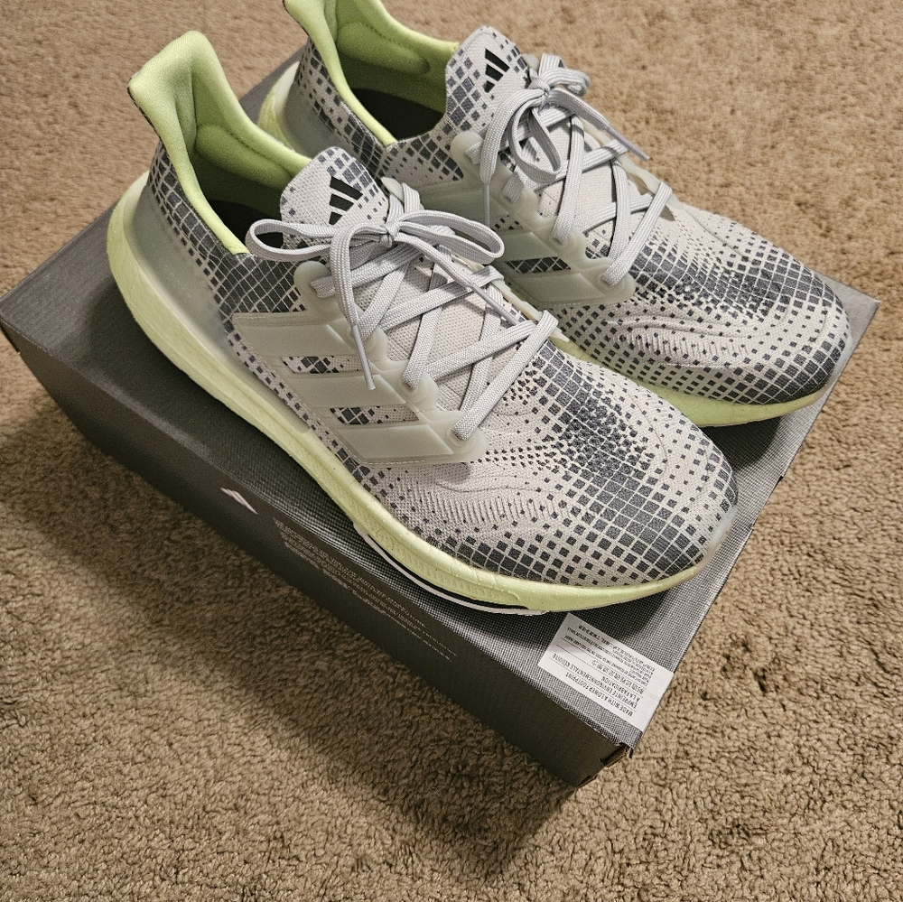 Mens ultraboost light running shoes
